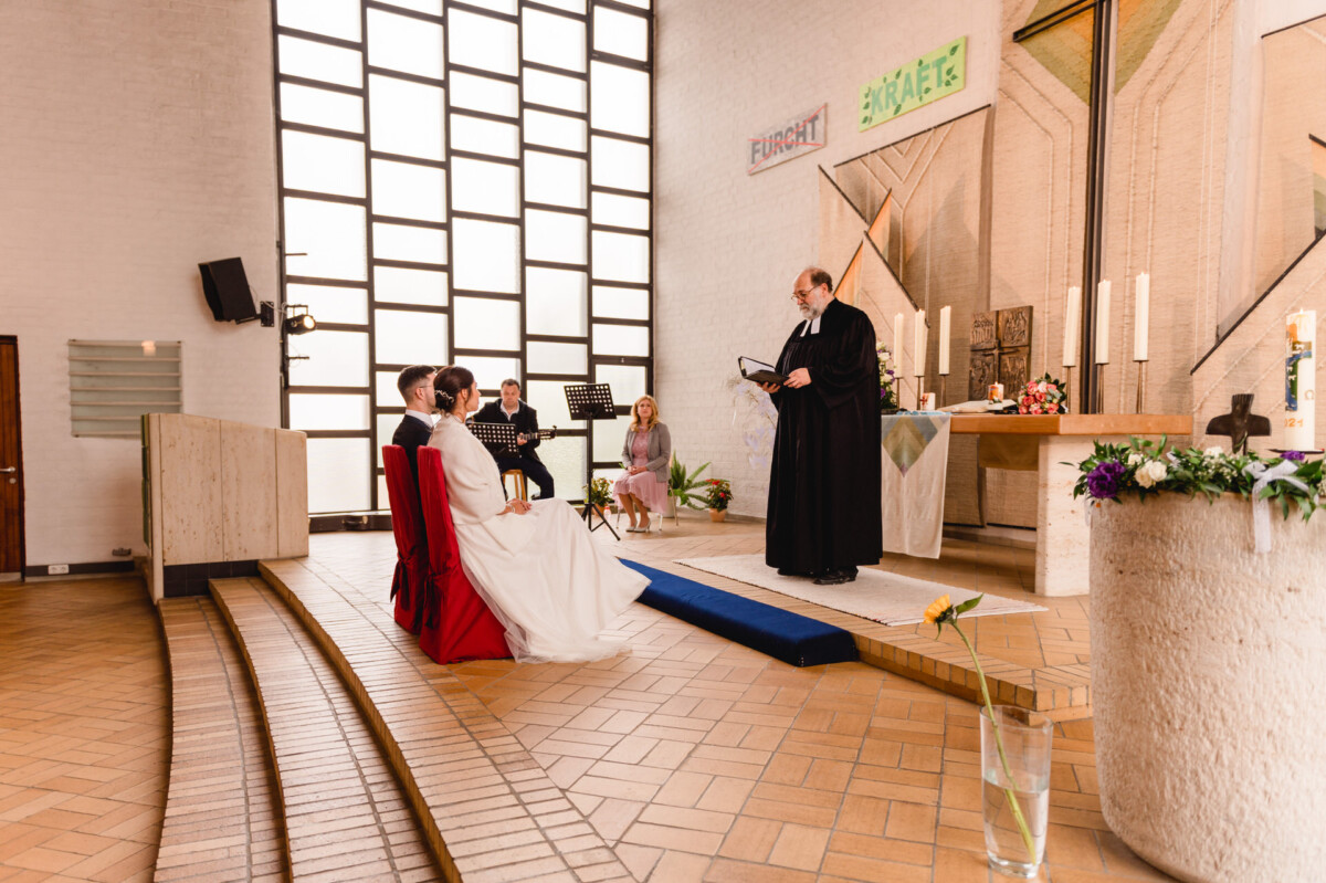 R_M_Bobingen_Langerringen_Hochzeit_00073_web ein paar Leute, die in einer Kirche stehen.