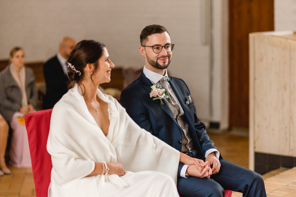 R_M_Bobingen_Langerringen_Hochzeit_00084_web ein mann und eine frau sitzen nebeneinander.
