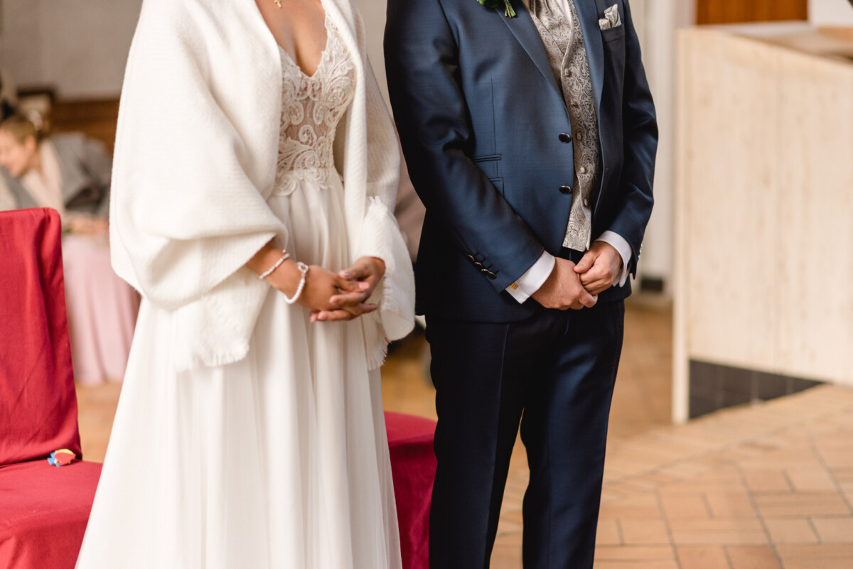 R_M_Bobingen_Langerringen_Hochzeit_00104_web ein Mann und eine Frau stehen nebeneinander.