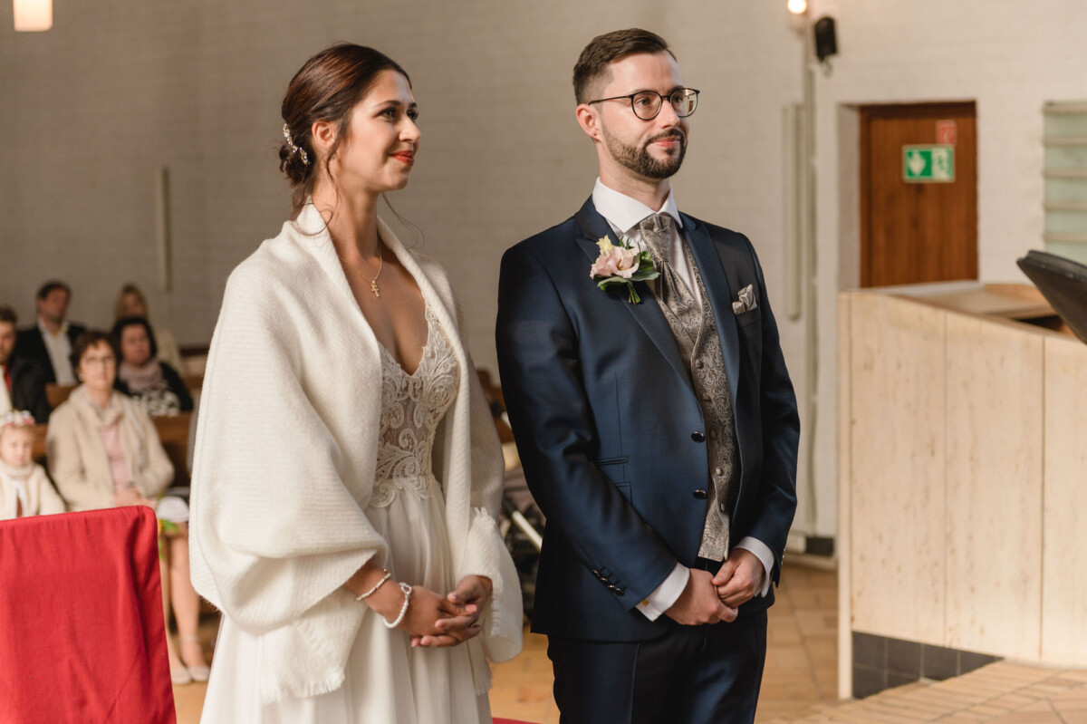 R_M_Bobingen_Langerringen_Hochzeit_00107_web ein Mann und eine Frau stehen nebeneinander.