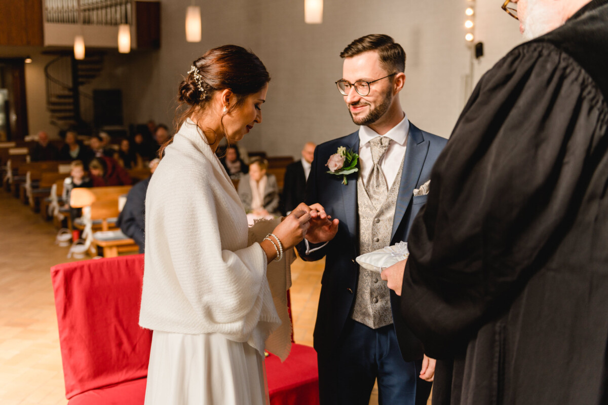 R_M_Bobingen_Langerringen_Hochzeit_00112_web Ein Mann und eine Frau tauschen einen Ehering aus.