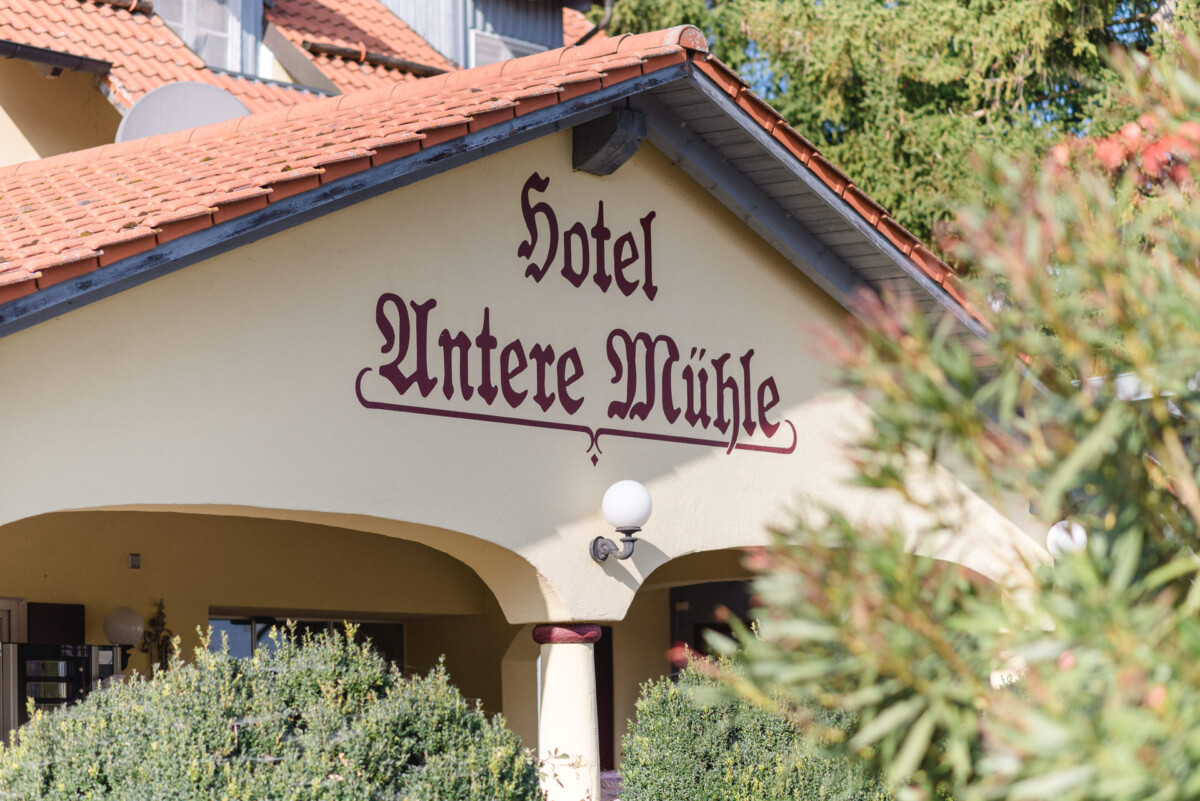 R_M_Bobingen_Langerringen_Hochzeit_00378_web ein Gebäude mit einem roten Dach und einem Schild darauf.