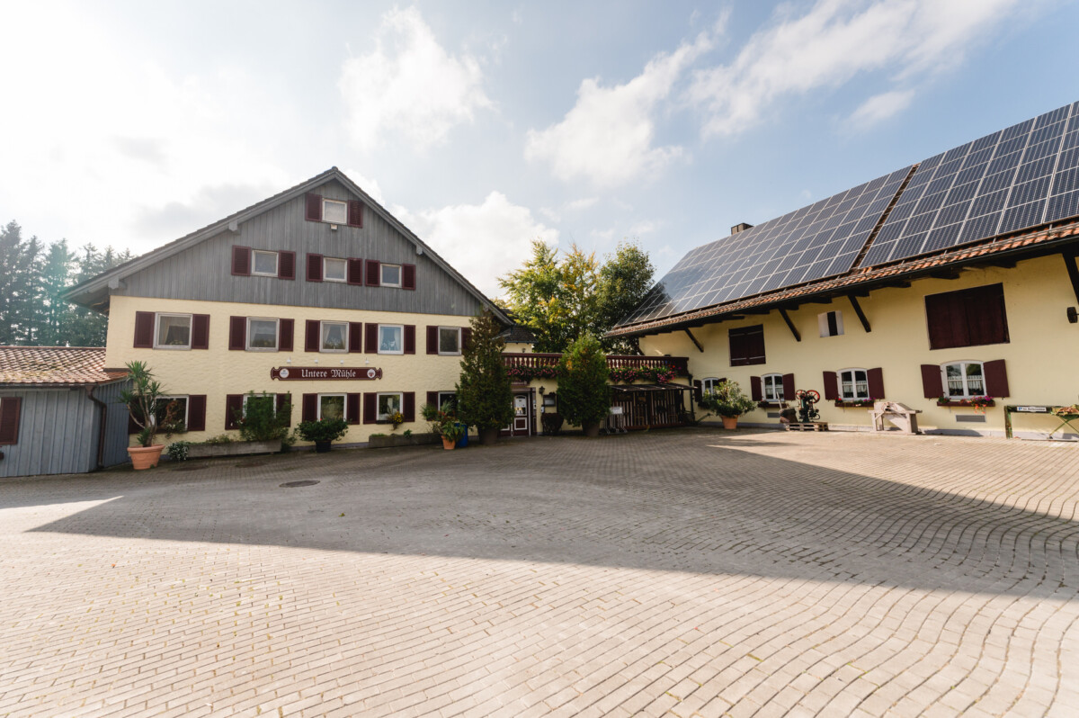 R_M_Bobingen_Langerringen_Hochzeit_00379_web Ein Haus mit Sonnenkollektoren auf dem Dach.