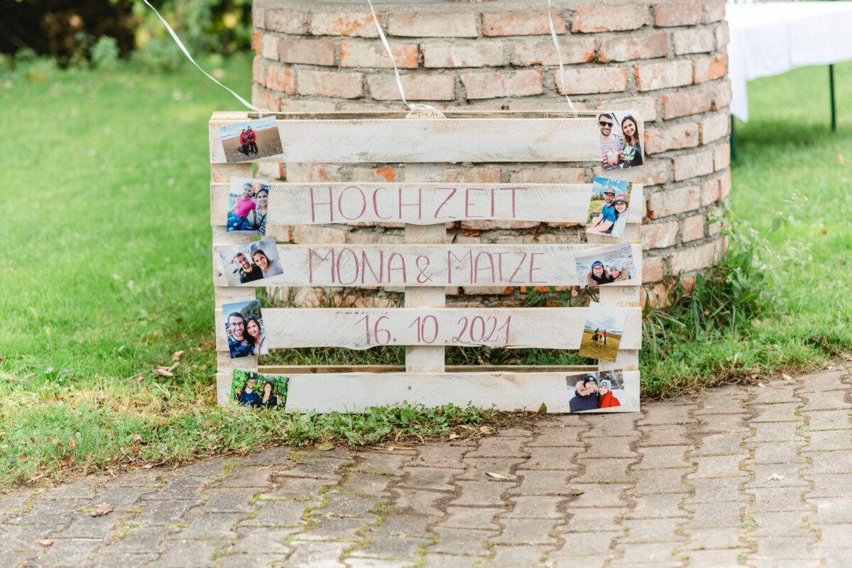 R_M_Bobingen_Langerringen_Hochzeit_00381_web eine Holzpalette mit einem Haufen Bilder darauf.