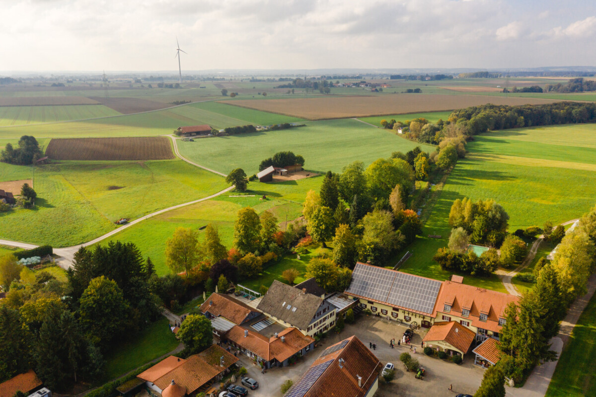 R_M_Bobingen_Langerringen_Hochzeit_00461_web ein Bauernhof mit vielen Bäumen aus der Vogelperspektive.