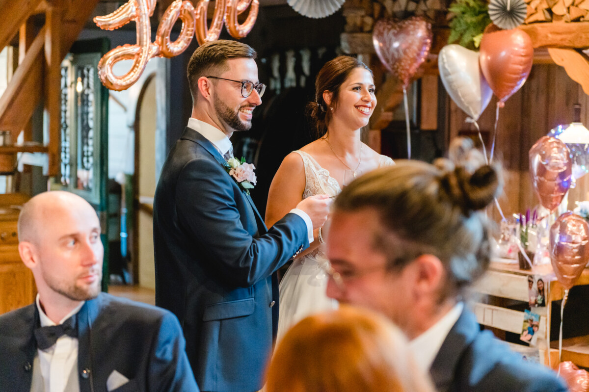 R_M_Bobingen_Langerringen_Hochzeit_00476_web Ein Mann und eine Frau stehen vor Luftballons.