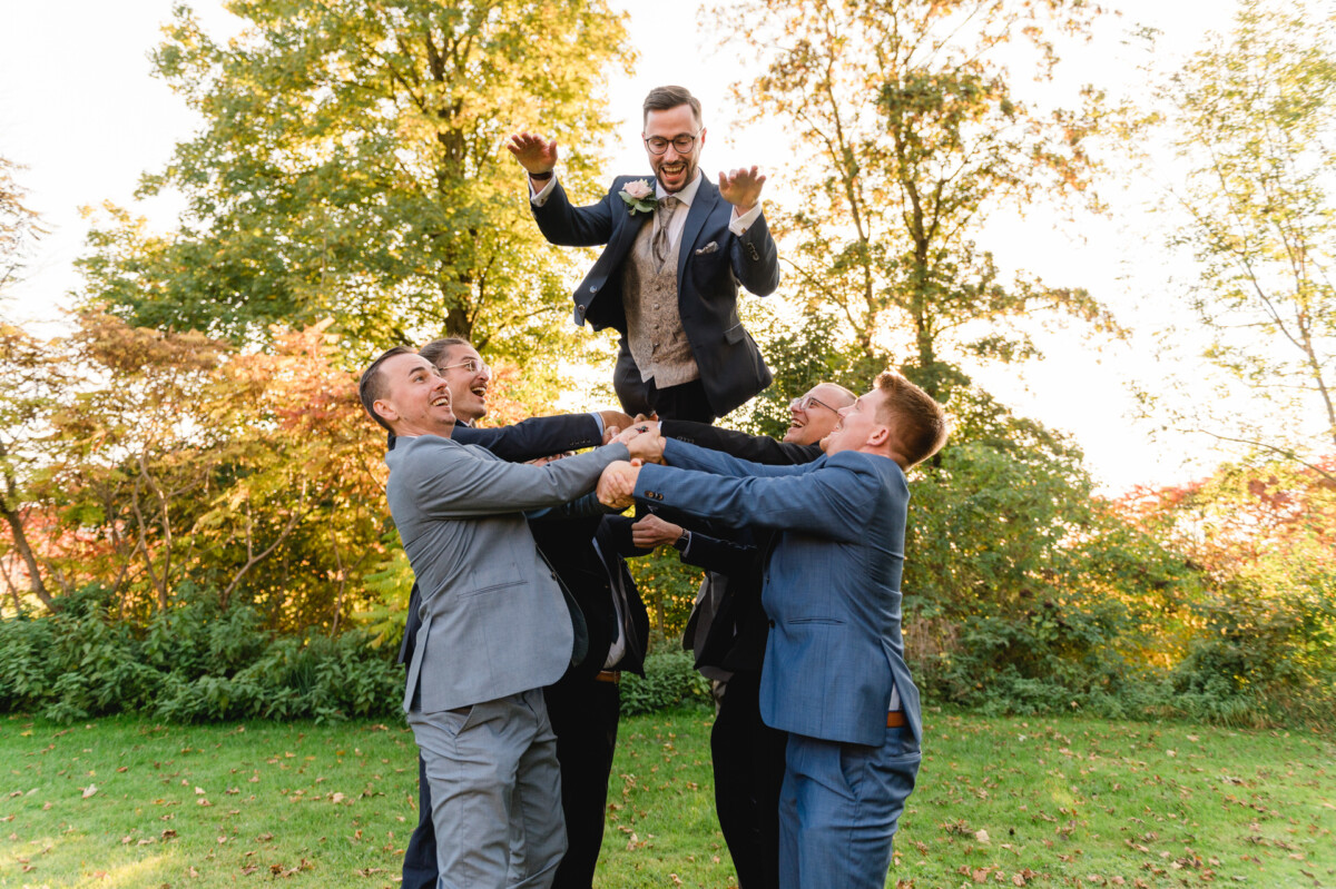 R_M_Bobingen_Langerringen_Hochzeit_00590_web eine Gruppe von Männern, die übereinander stehen.