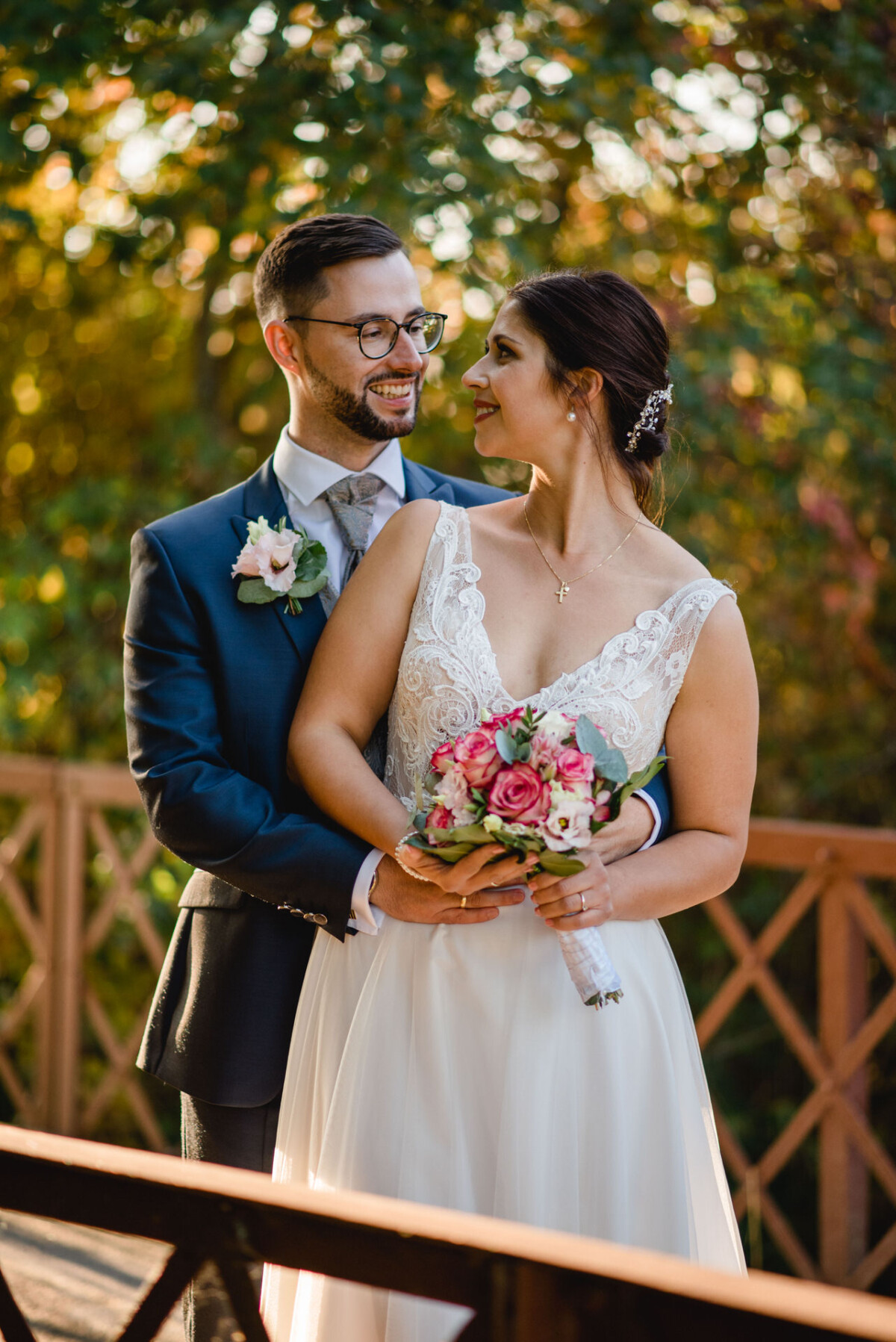 R_M_Bobingen_Langerringen_Hochzeit_00632_web ein Mann und eine Frau stehen nebeneinander.