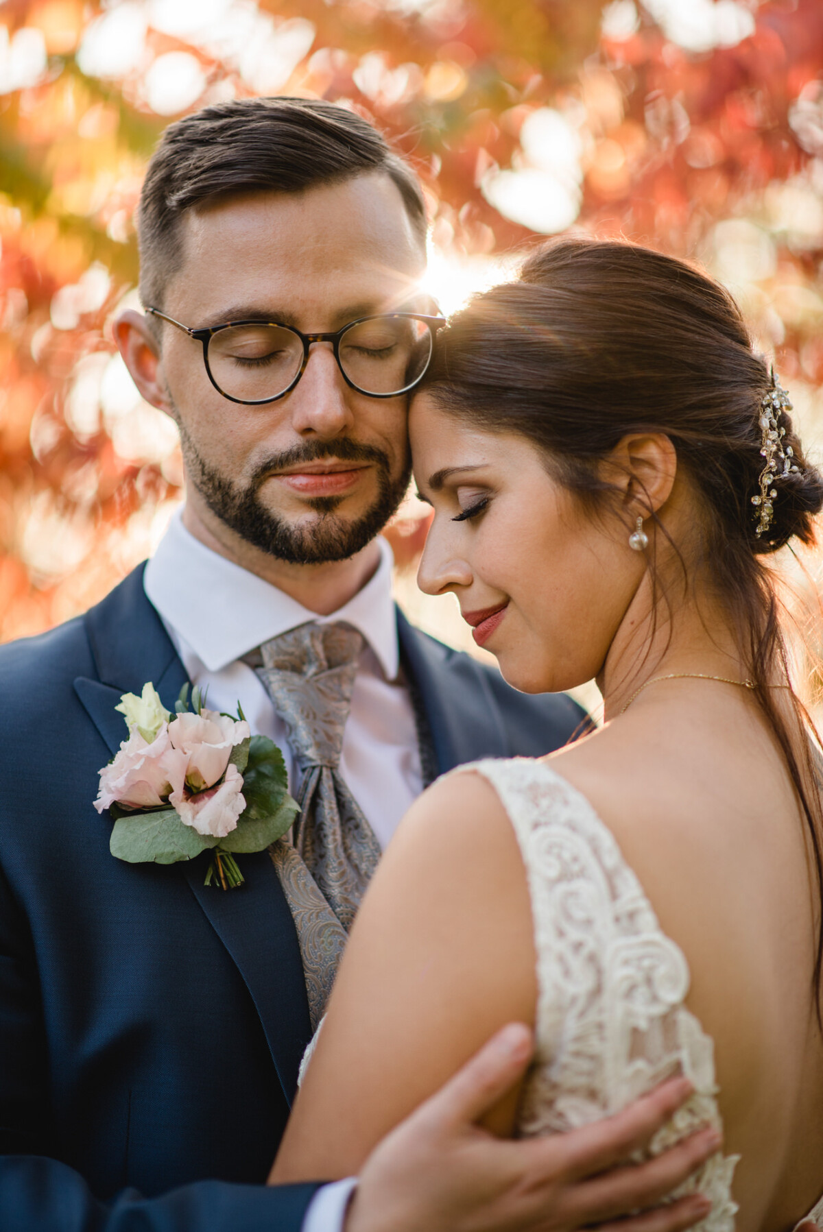 R_M_Bobingen_Langerringen_Hochzeit_00656_web ein Mann und eine Frau stehen nebeneinander.