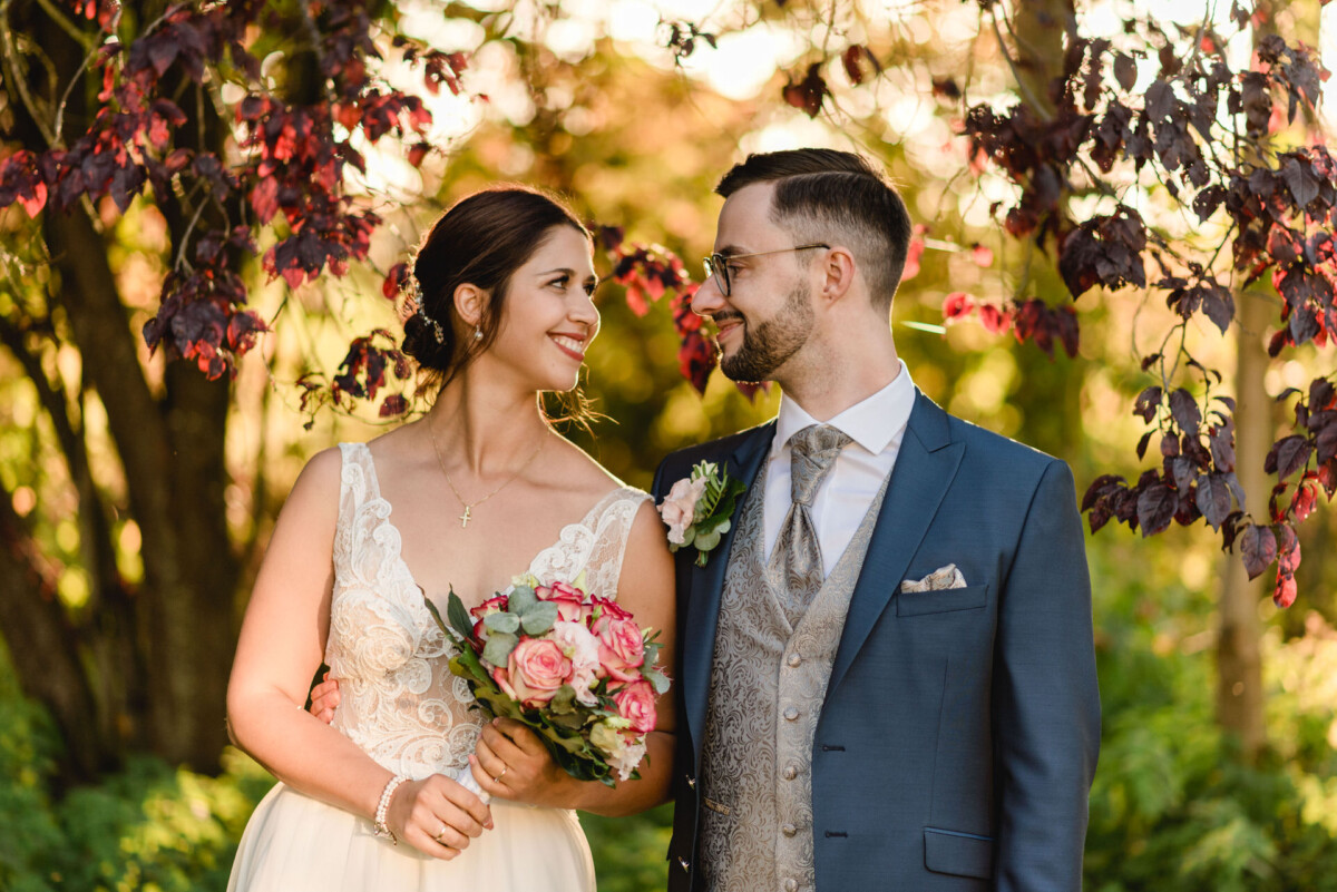 R_M_Bobingen_Langerringen_Hochzeit_00698_web ein Mann und eine Frau stehen nebeneinander.