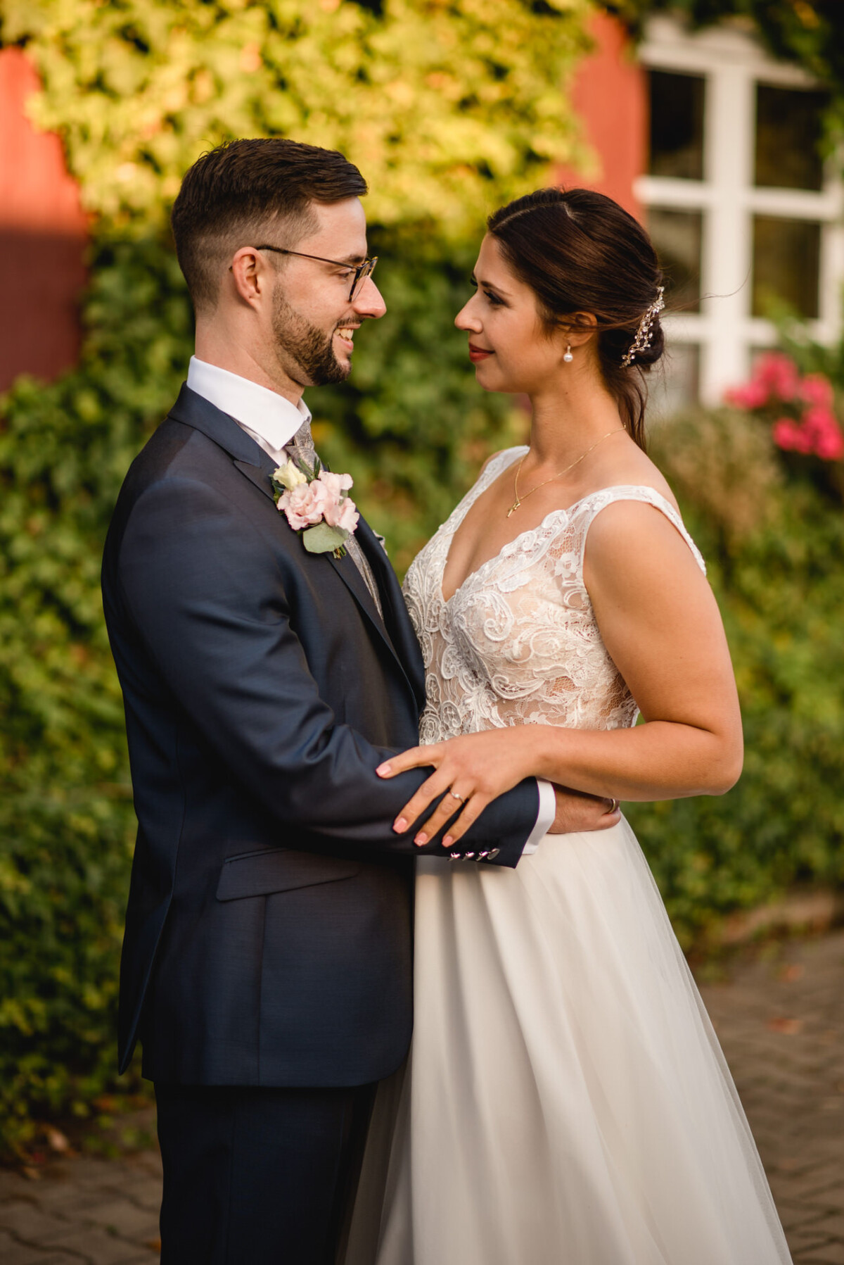 R_M_Bobingen_Langerringen_Hochzeit_00711_web ein Mann und eine Frau stehen nebeneinander.