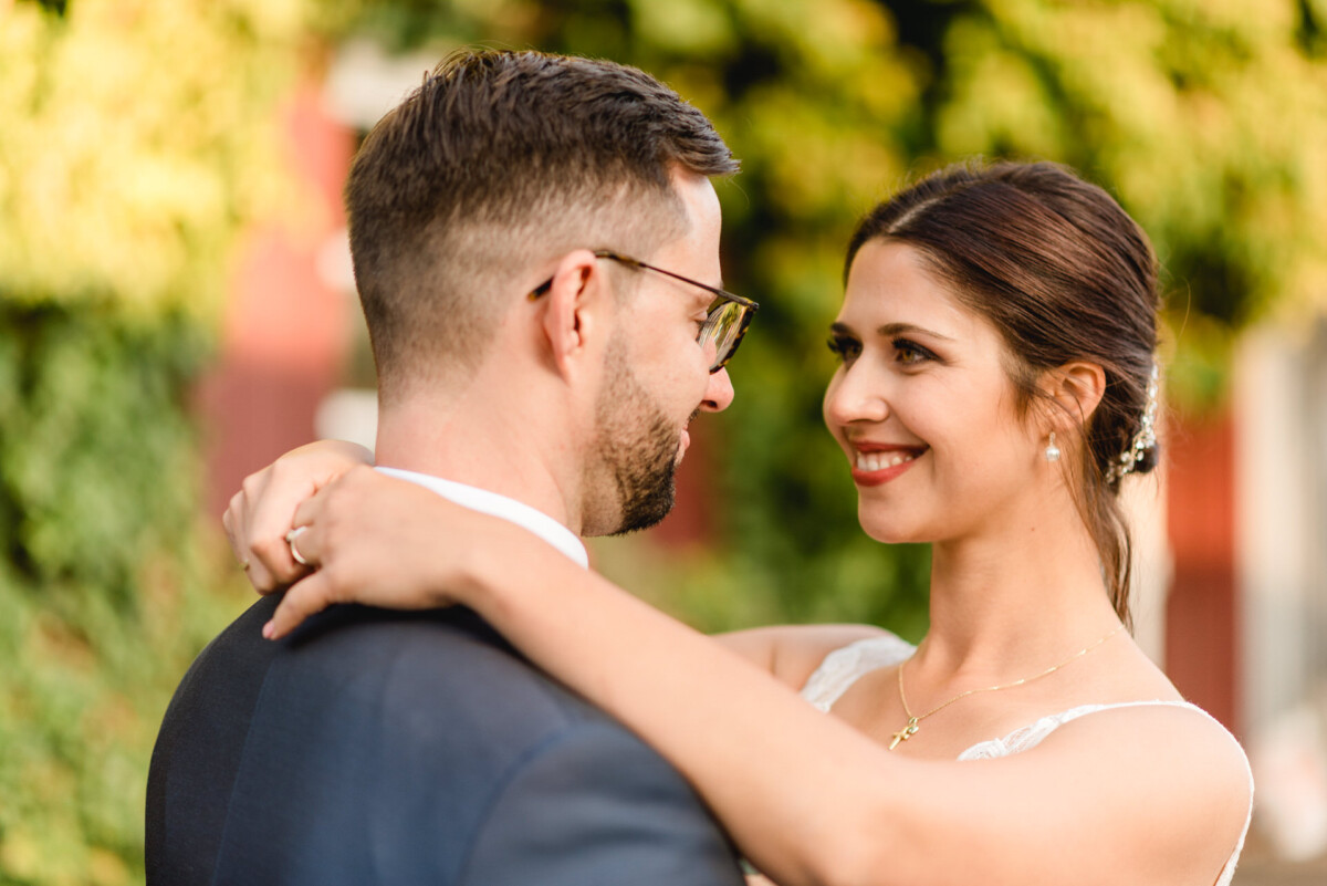 R_M_Bobingen_Langerringen_Hochzeit_00719_web ein Brautpaar lächelt sich an.
