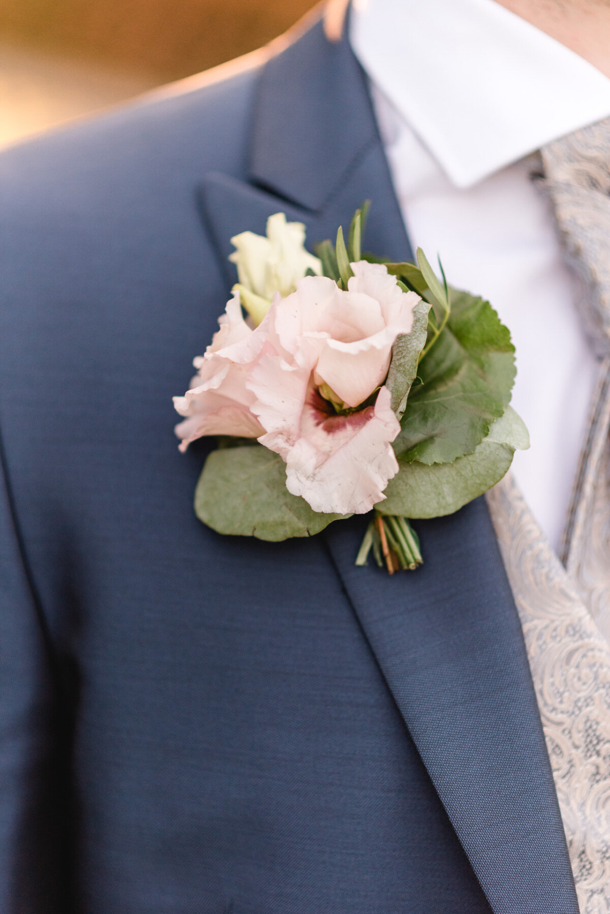 R_M_Bobingen_Langerringen_Hochzeit_00745_web eine Nahaufnahme einer Person, die Anzug und Krawatte trägt.