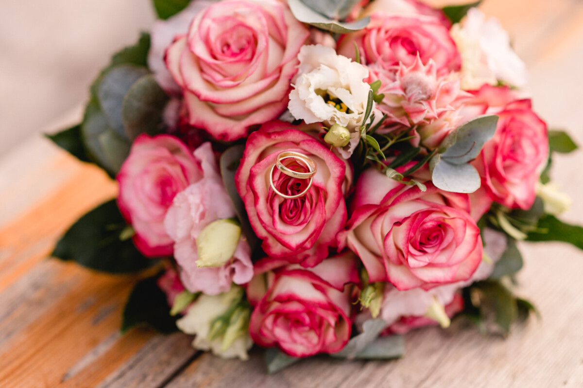 R_M_Bobingen_Langerringen_Hochzeit_00757_web eine Nahaufnahme von einem Blumenstrauß auf einem Tisch.
