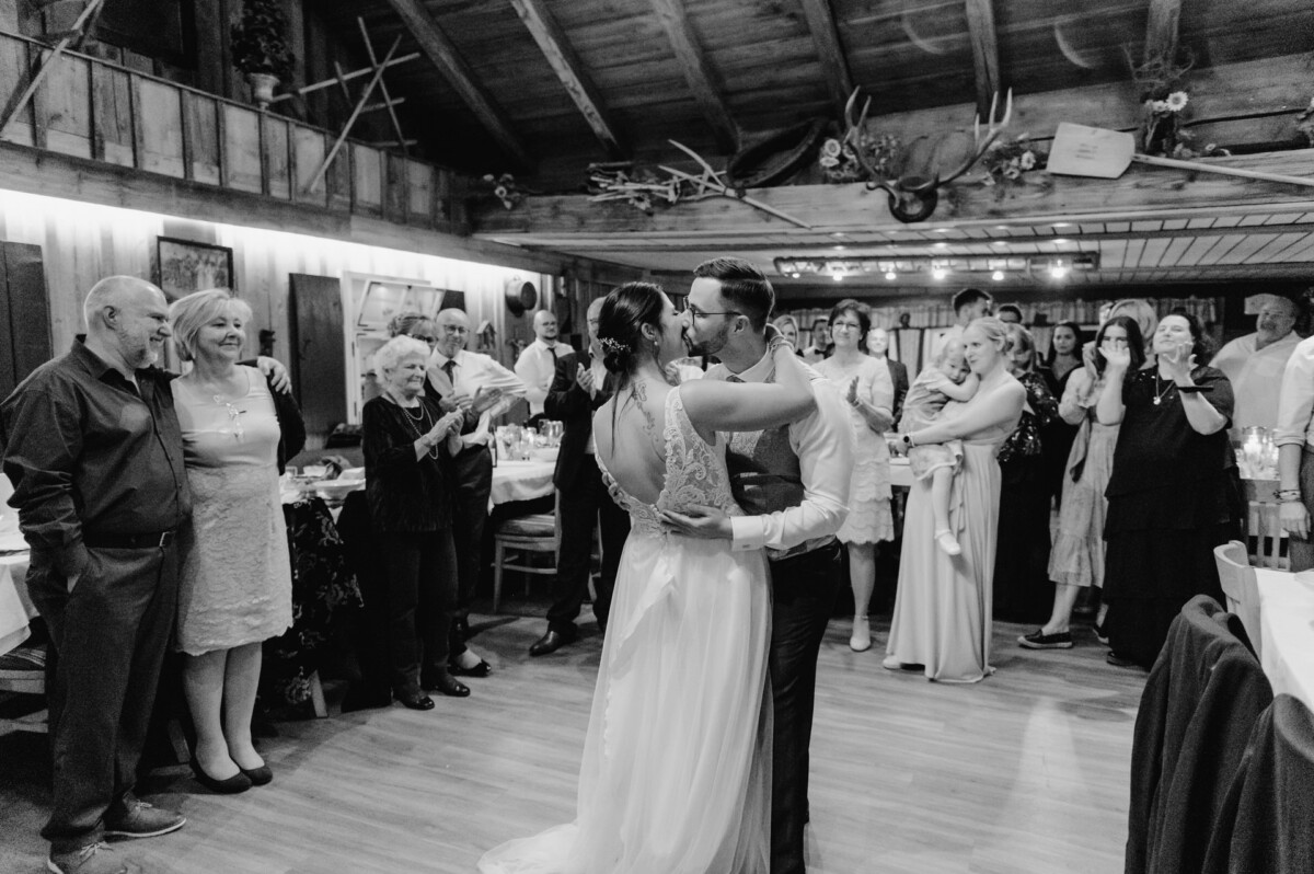 R_M_Bobingen_Langerringen_Hochzeit_00840_web eine Braut und ein Bräutigam, die ihren ersten Tanz teilen.