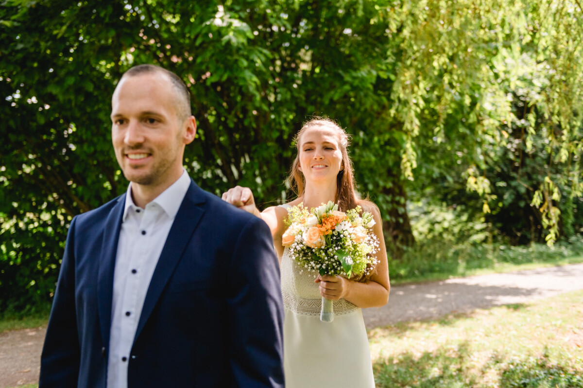 ein Mann und eine Frau stehen nebeneinander.