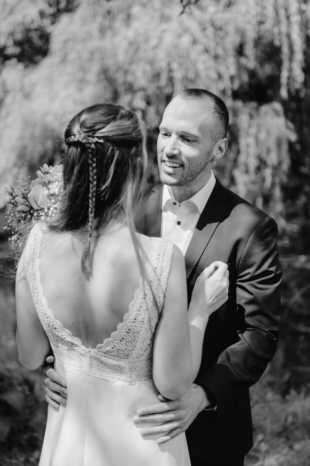 ein Schwarz-Weiß-Foto von Braut und Bräutigam.
