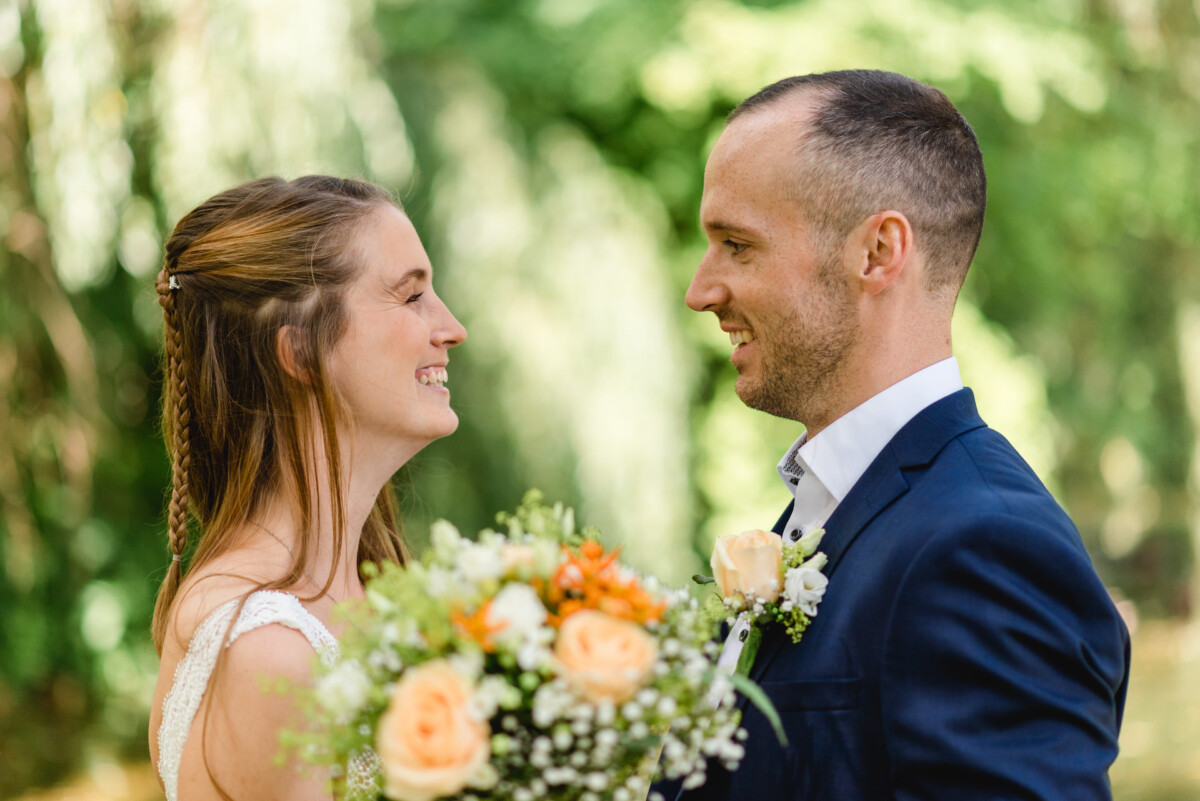 ein Mann und eine Frau stehen nebeneinander.