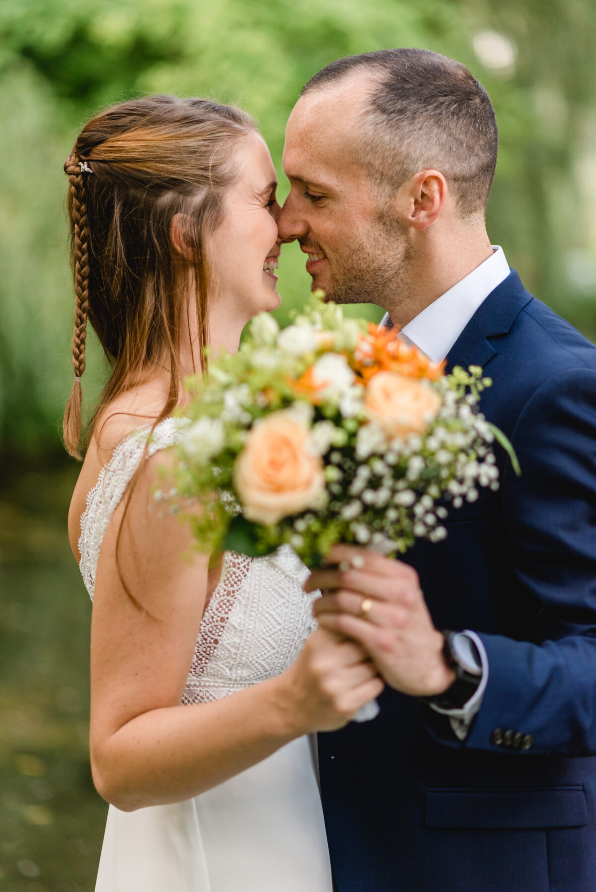 ein Mann und eine Frau stehen nebeneinander.