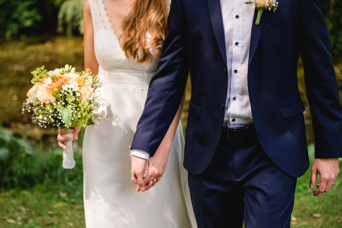 ein mann und eine frau halten sich an den händen und gehen.