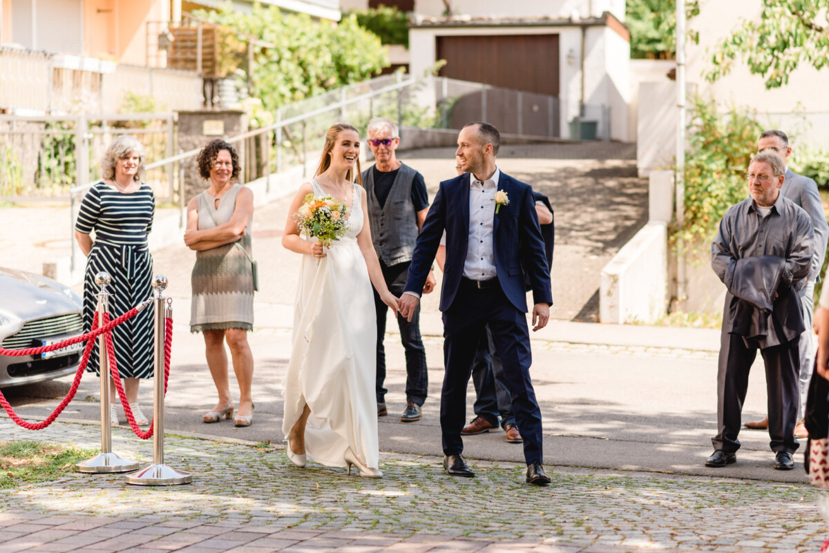 eine Gruppe von Menschen, die eine Straße entlanggehen.