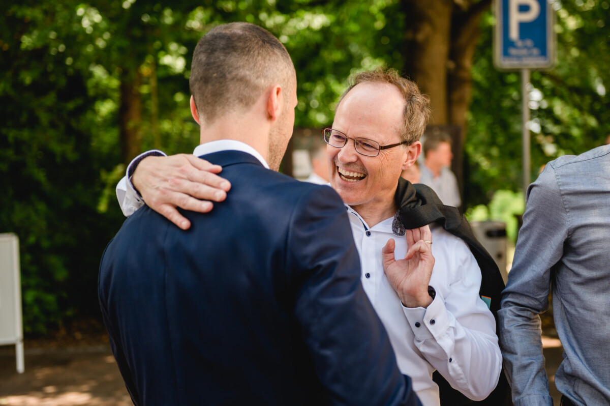 eine Gruppe von Männern, die nebeneinander stehen.