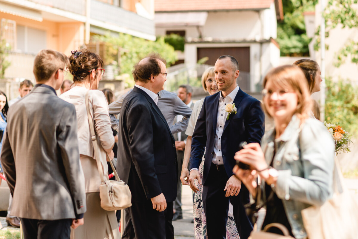 eine Gruppe von Menschen, die umeinander stehen.
