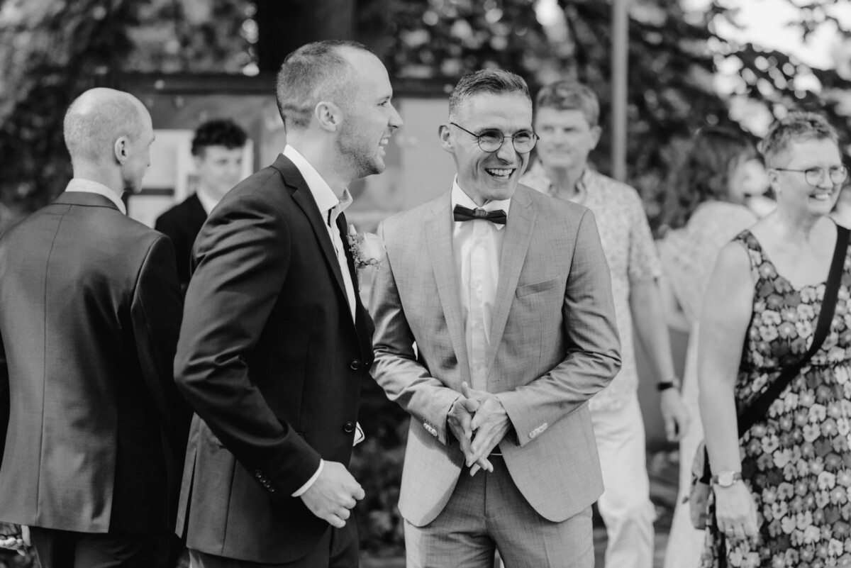 eine Gruppe von Männern, die nebeneinander stehen.