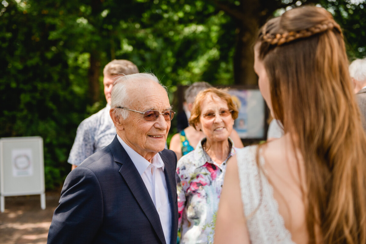 Ein Mann im Anzug spricht mit einer Frau.
