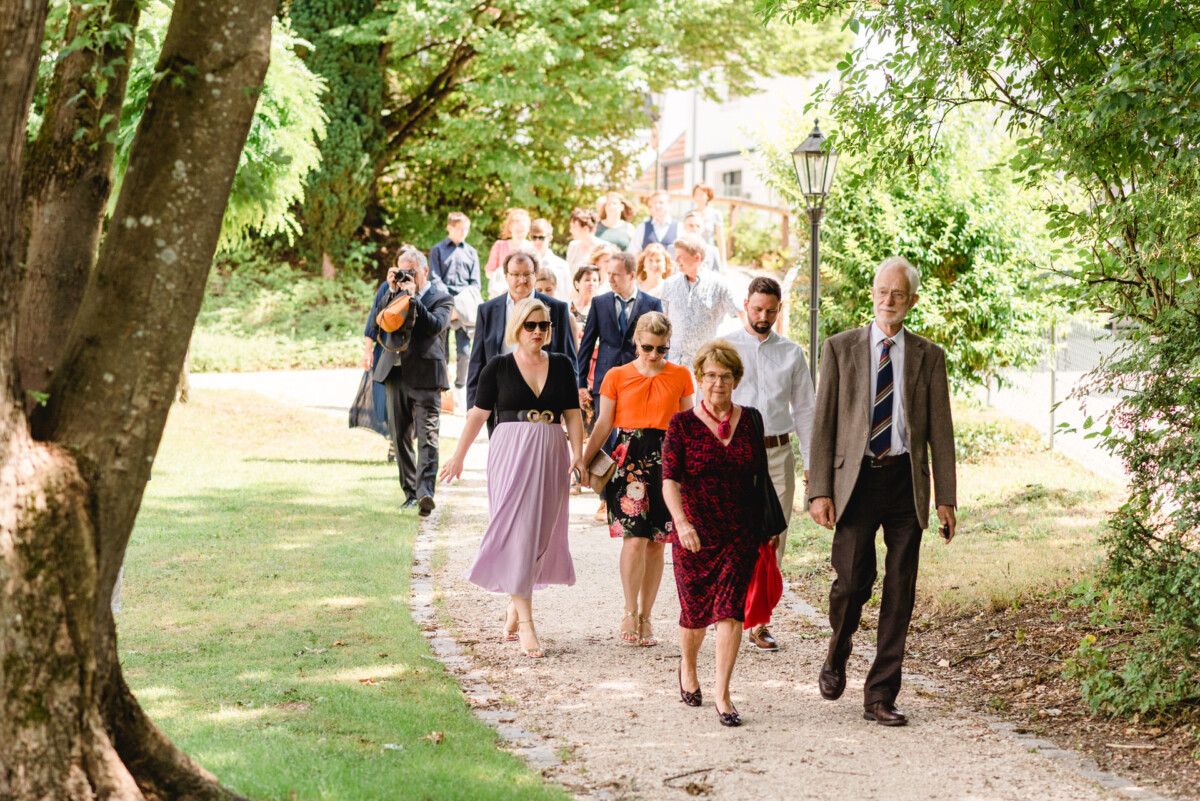 eine Gruppe von Menschen, die einen Weg hinuntergehen.
