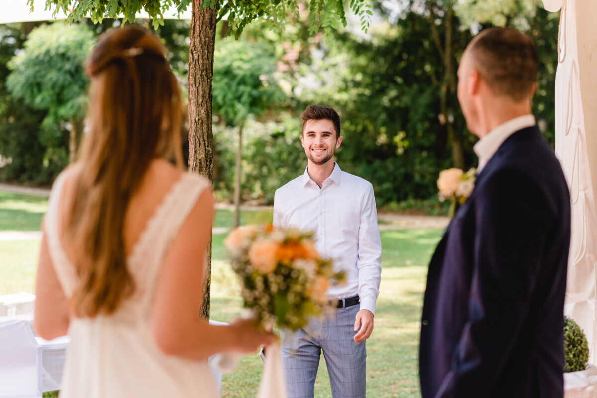 ein Mann in einem weißen Hemd und eine Frau in einem weißen Kleid.