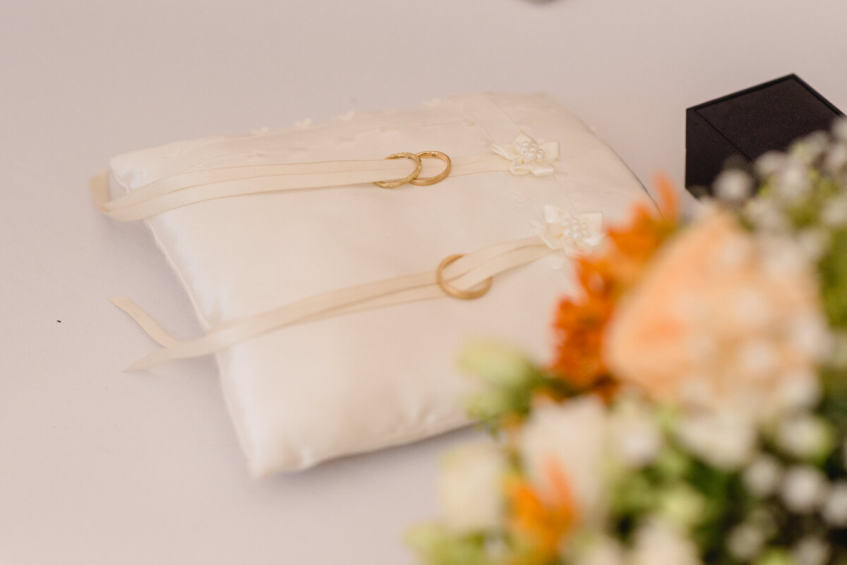 ein Eheringkissen mit zwei Eheringen darauf.