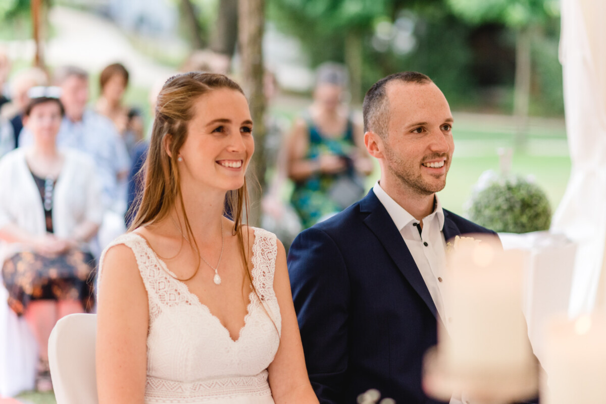 ein Mann und eine Frau sitzen an einem Tisch.