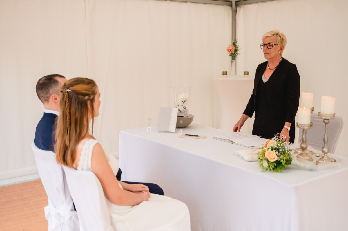 ein Mann und eine Frau sitzen an einem Tisch.