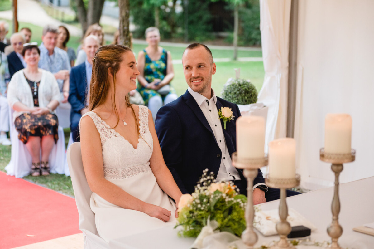 ein Mann und eine Frau sitzen an einem Tisch.
