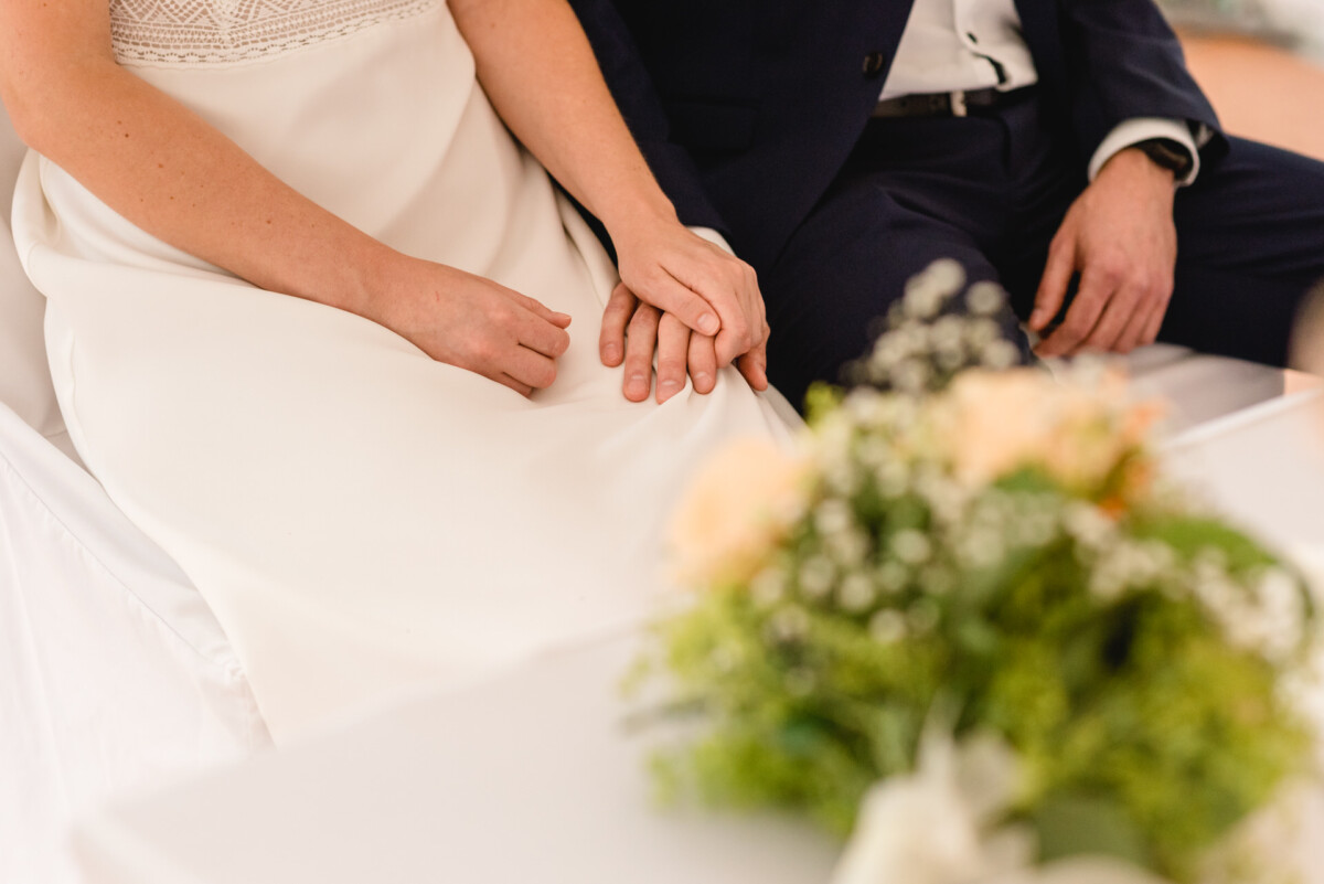 ein mann und eine frau sitzen nebeneinander.