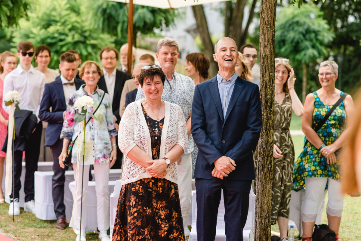 ein Mann und eine Frau stehen nebeneinander.