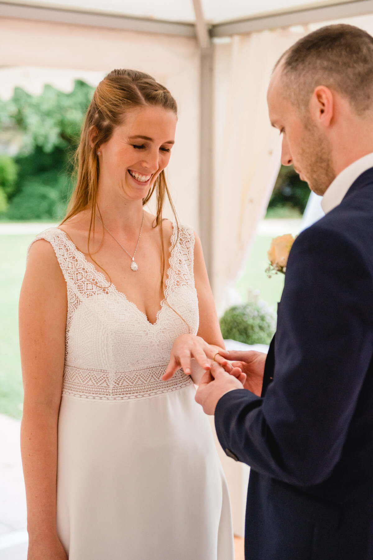 Ein Mann steckt einer Frau einen Ring an den Finger.