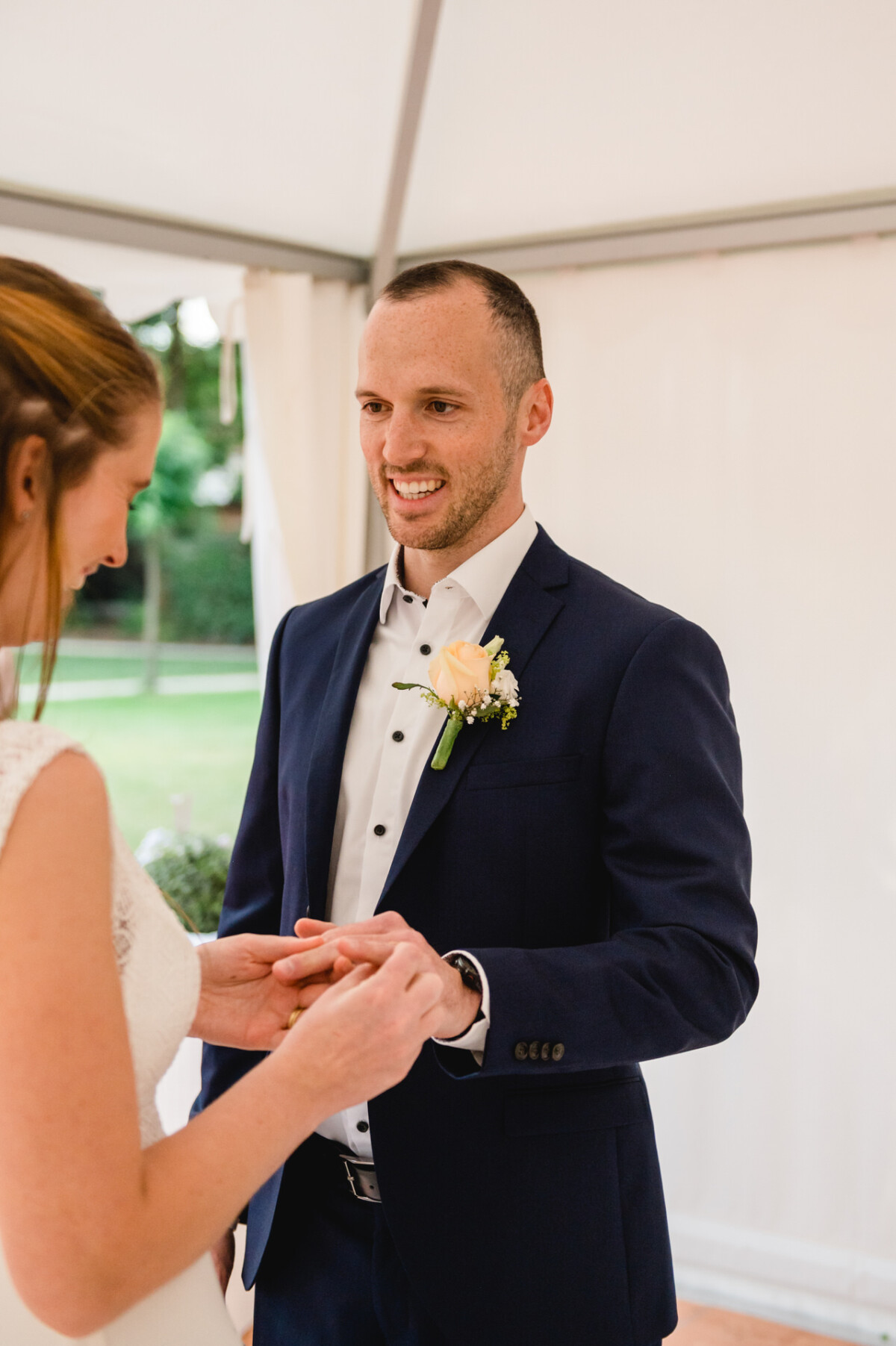 Ein Mann steckt einer Frau einen Ring an den Finger.