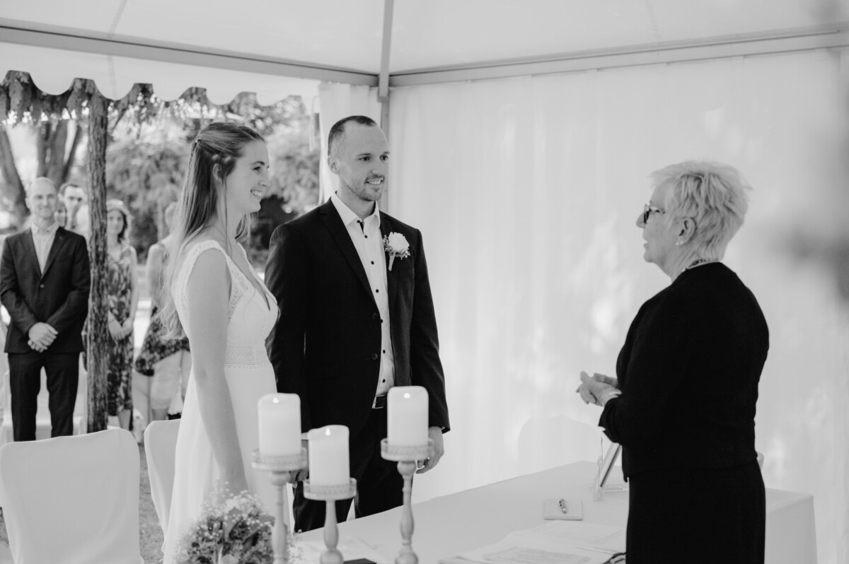 eine Braut und ein Bräutigam stehen nebeneinander.