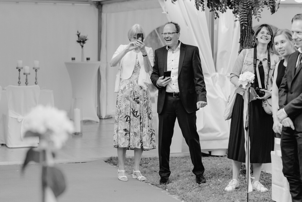 eine Gruppe von Menschen, die nebeneinander stehen.