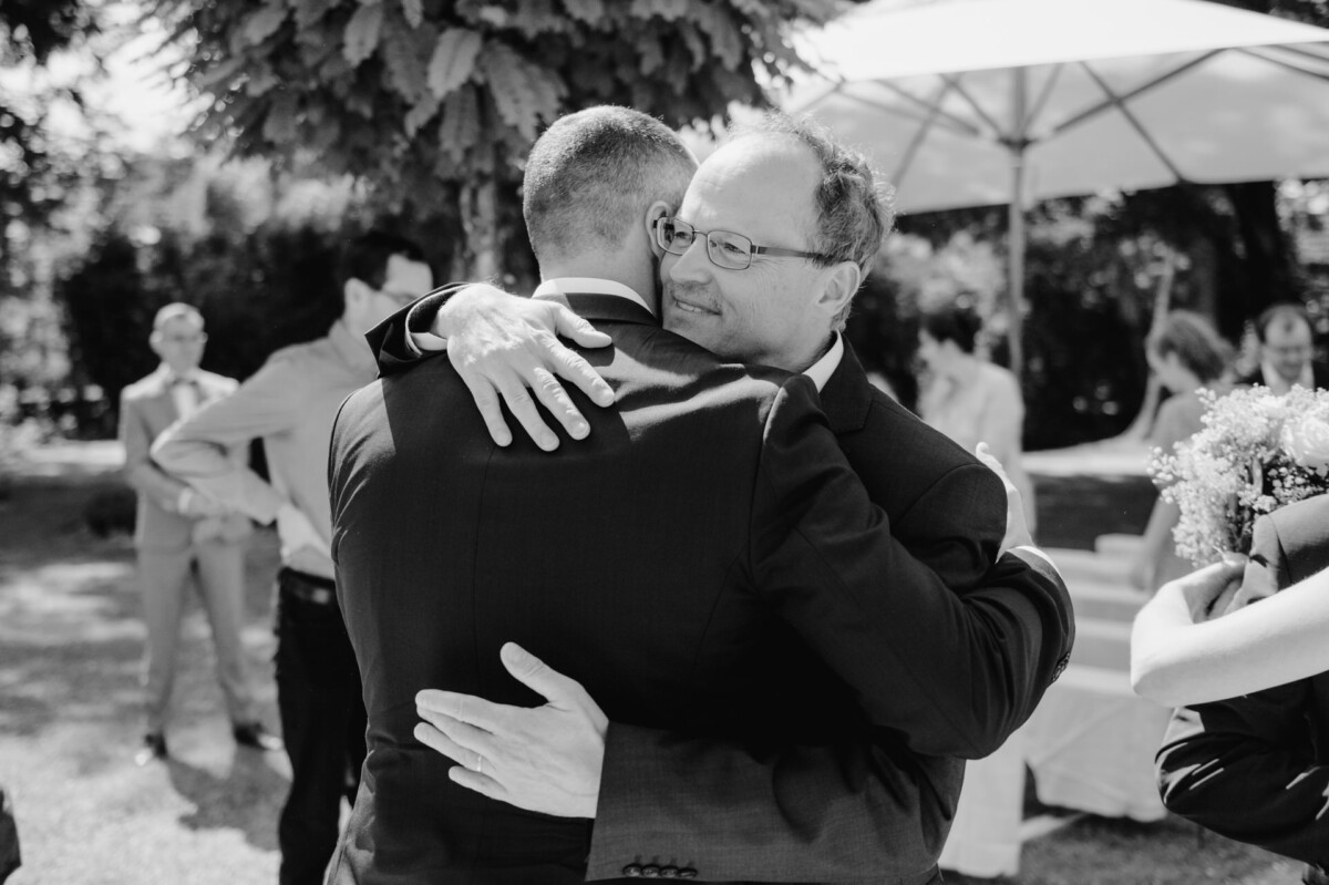 ein paar Leute, die sich umarmen.