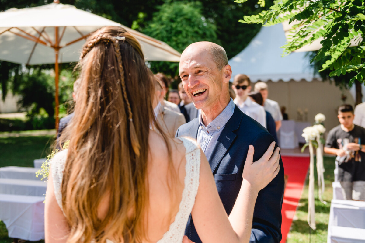 ein Mann in einem blauen Anzug und eine Braut in einem weißen Kleid.
