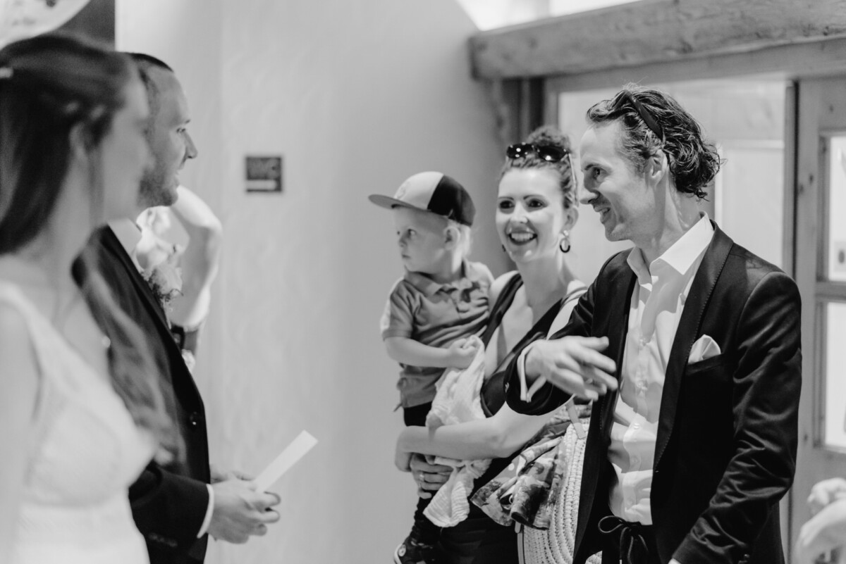 eine Gruppe von Menschen, die nebeneinander stehen.