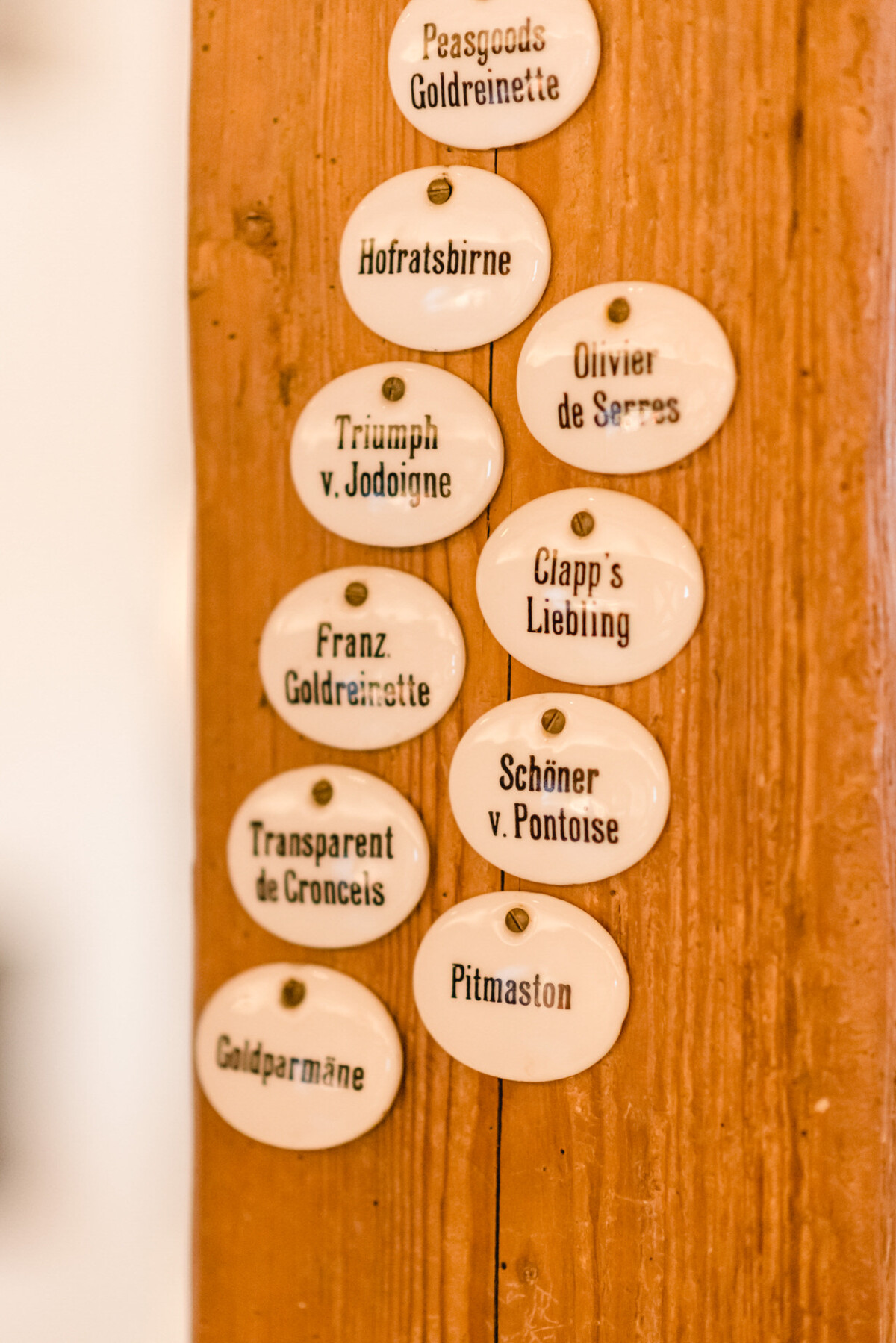 eine Nahaufnahme einer Holztür mit einem Haufen Etiketten darauf.