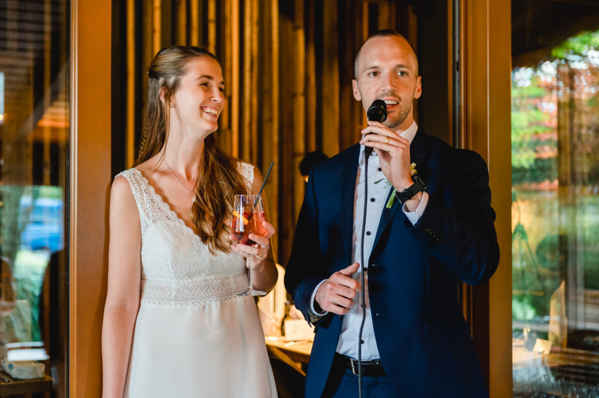 ein Mann und eine Frau stehen nebeneinander.