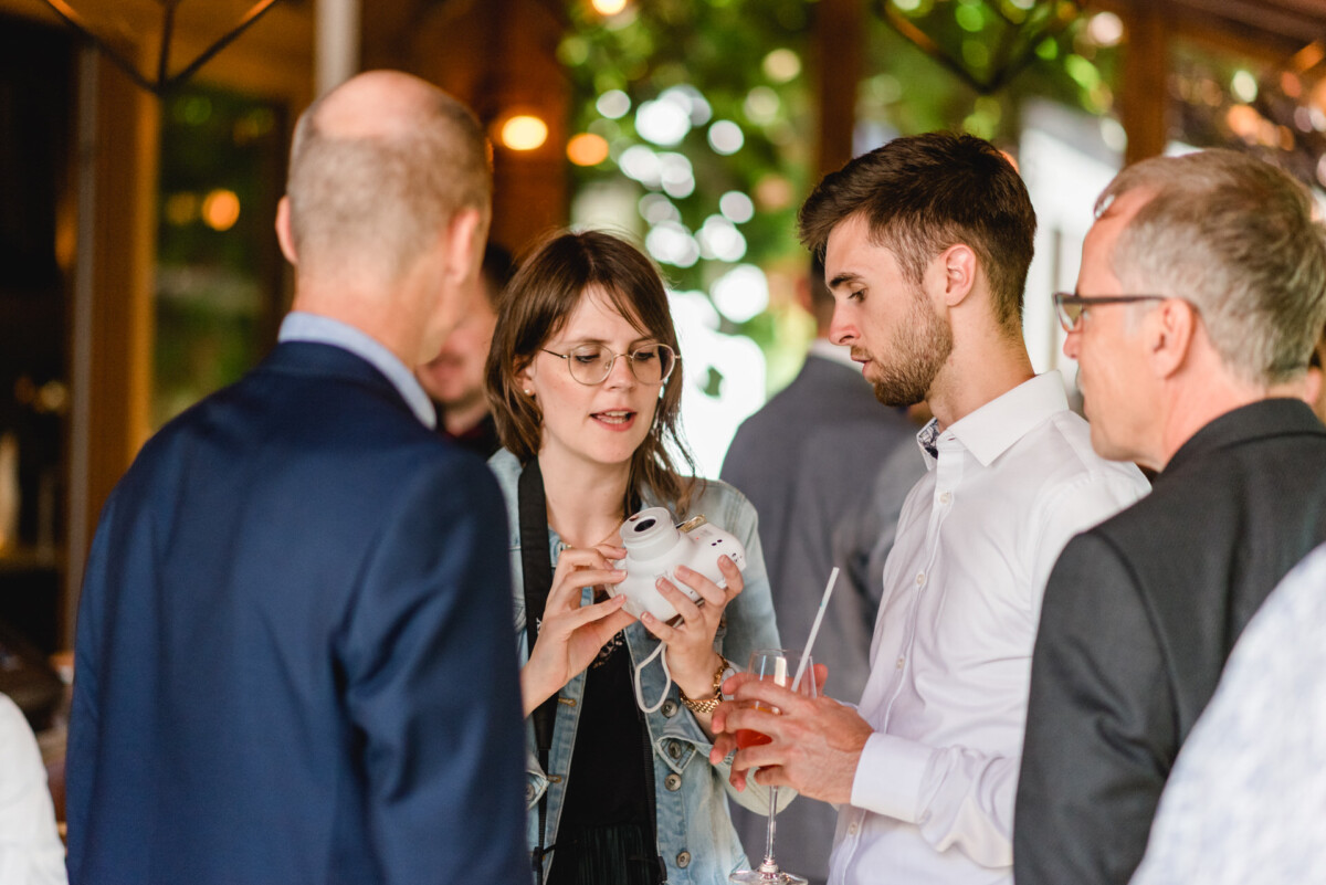 eine Gruppe von Menschen, die umeinander stehen.