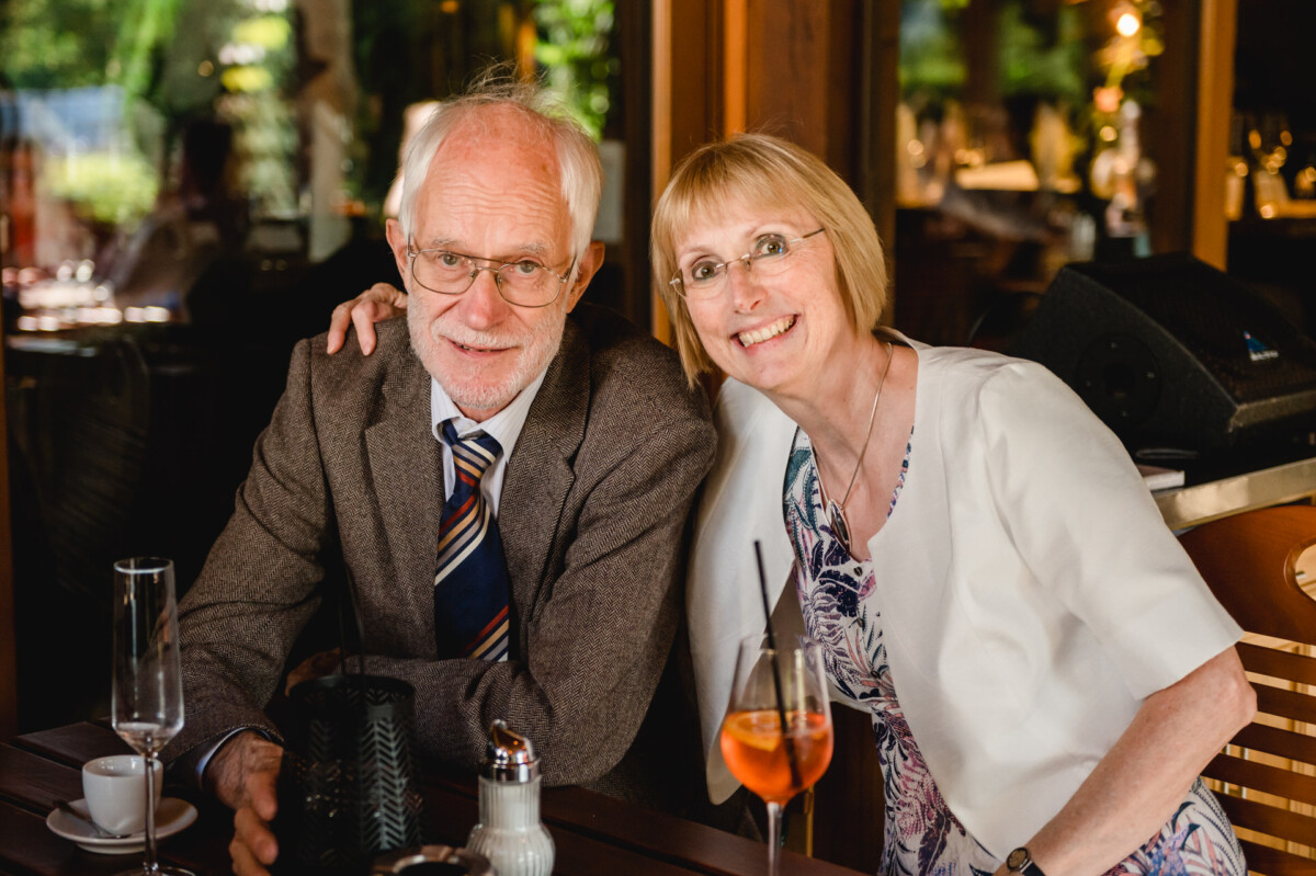 ein Mann und eine Frau sitzen an einem Tisch.
