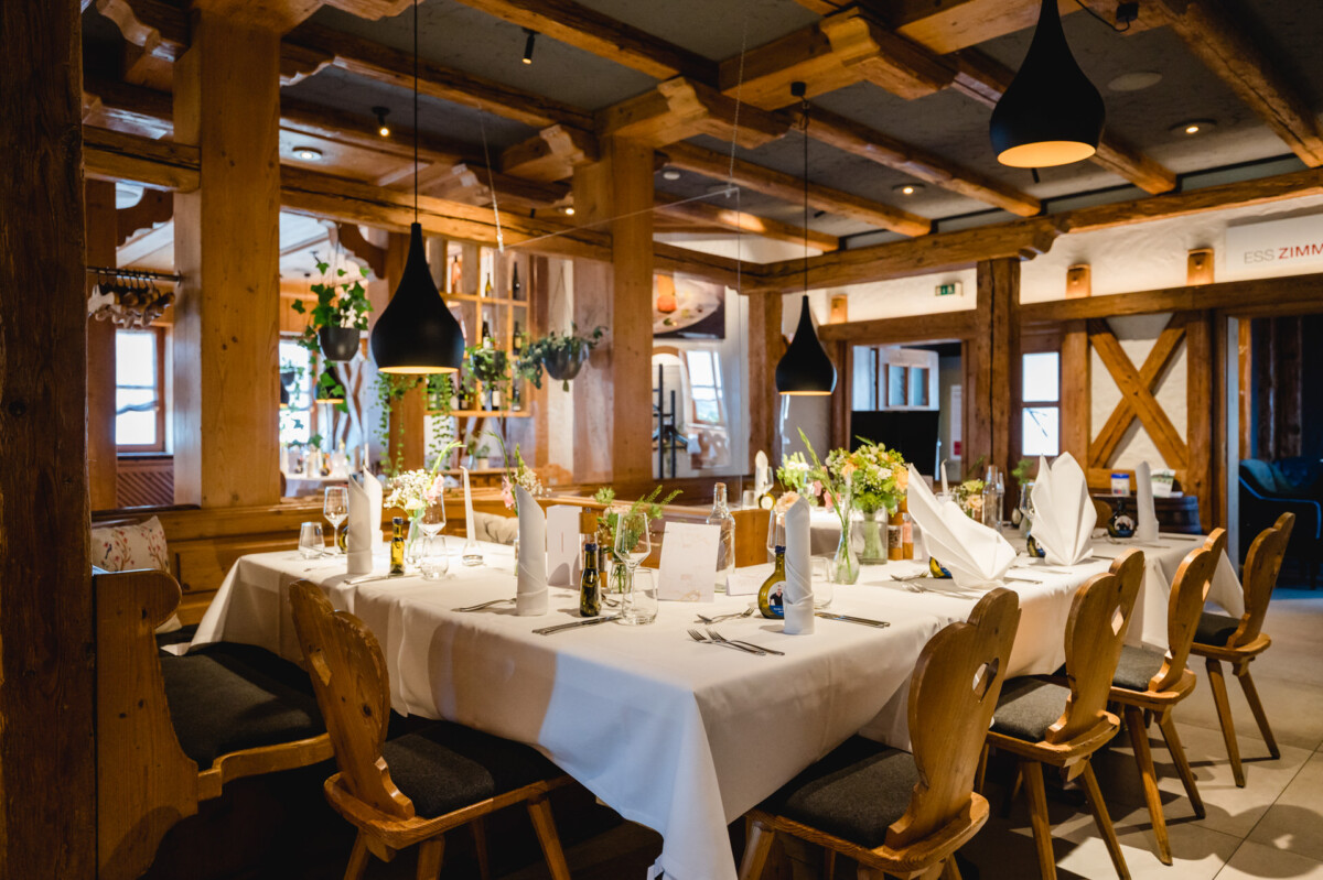 ein Esszimmer mit einem langen Tisch und Stühlen.