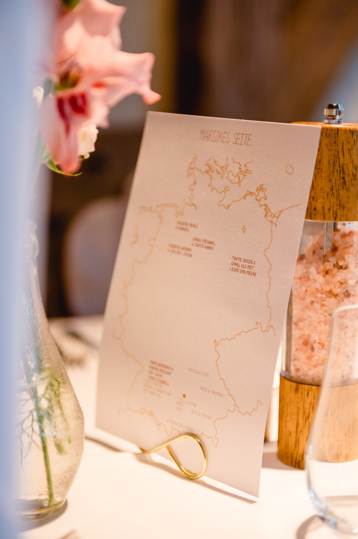 ein Tisch mit einer Speisekarte und einer Blumenvase.